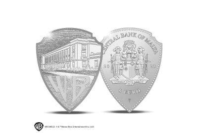 Warner Bros. Discovery’s Julian Moon receives first ‘100 Years of Warner Bros.’ commemorative coin from The Royal Dutch Mint during Candlelight Concert