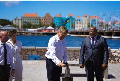 Koning Willem-Alexander slaat eerste Willemstad Gouden Tientje